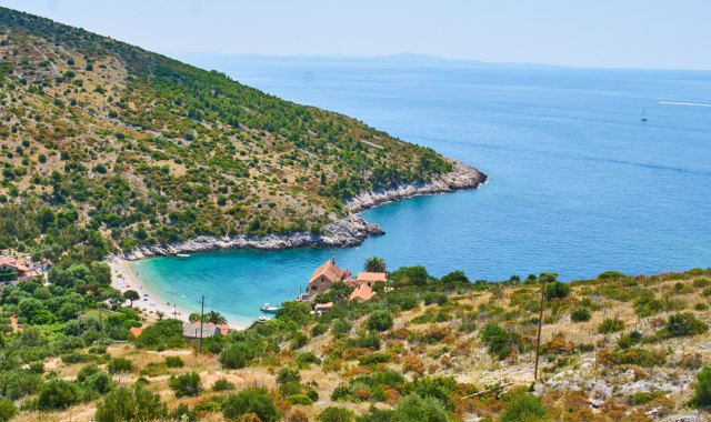 Una playa de aguas turquesas en la recóndita cala de Dubovica, en la isla de Hvar