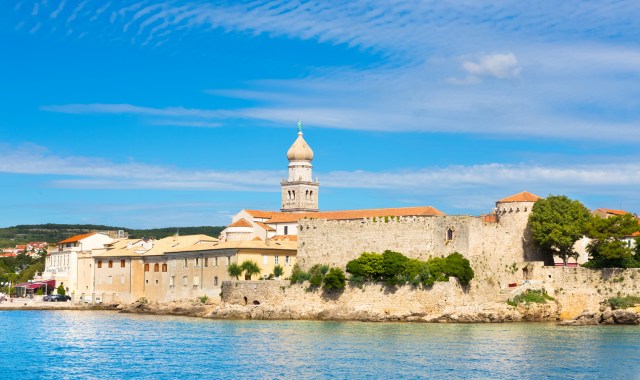 Vistas del castillo de Frankopan desde el mar, en la isla de Krk