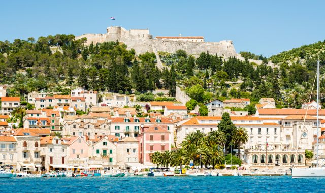 La Fortaleza Española de Hvar sobre el puerto (Croacia)