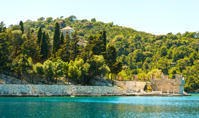 Exuberante islote con un monasterio benedictino en la isla de Mljet