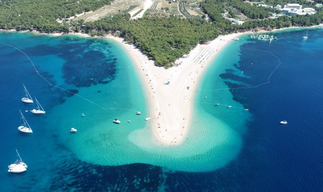 Barcos anclados en torno a la playa de Zlatni Rat, en la isla de Brač