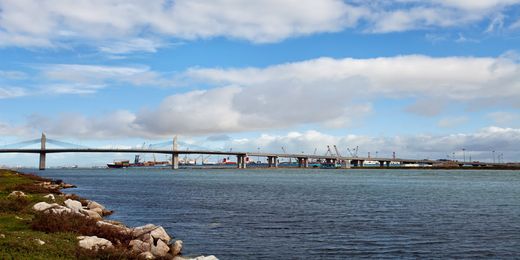 Vista sul ponte di Rades-la Goulette a Tunisi dietro al porto della città