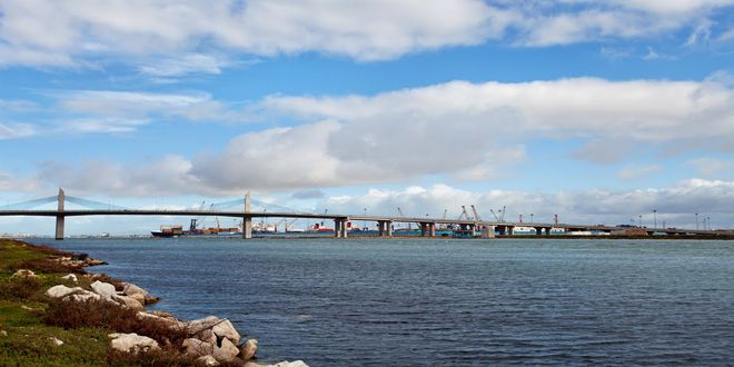 Vista sul ponte di Rades-la Goulette a Tunisi dietro al porto della città