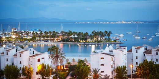 Vistas sobre el puerto de Alcúdia, en Mallorca (España)