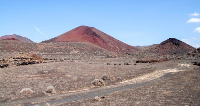 Conos volcánicos de tonos rojizos y negros en el Parque Nacional de Timanfaya, Lanzarote
