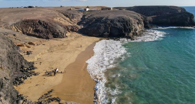 Η απομονωμένη Playa de Papagayo με χρυσή άμμο και γαλαζοπράσινα νερά στη Λανθαρότε της Ισπανίας