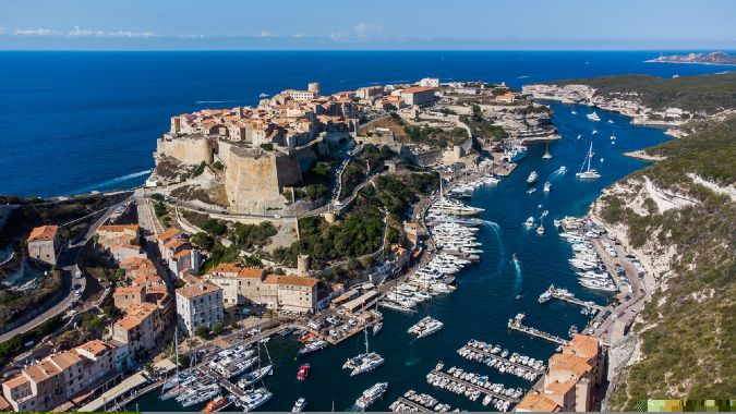 Vista della marina e del centro storico di Bonifacio, in Corsica, a picco sul mare
