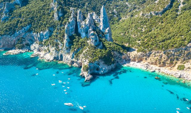 Vista aerea delle pareti rocciose e della spiaggia bianca di Cala Goloritzè, in Sardegna