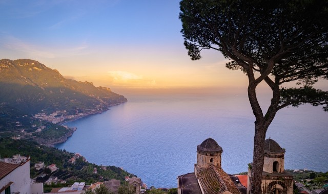 Il tramonto sul mare e sulla Costiera Amalfitana visto da Ravello