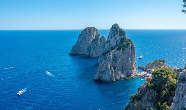 I faraglioni di Capri che emergono dal mare a pochi metri dalla costa