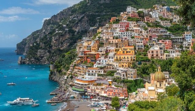 Vista del porto e della città di Positano, con case incastonate sulla costa a picco sul mare