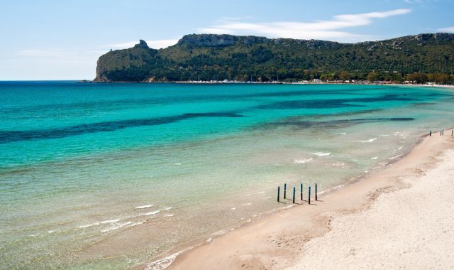 La spiaggia del Poetto con vista sul promontorio della Sella del Diavolo a Cagliari, Sardegna