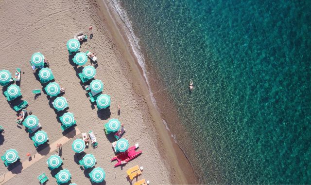 Vista aerea della spiaggia dei Maronti, a Barano d'Ischia