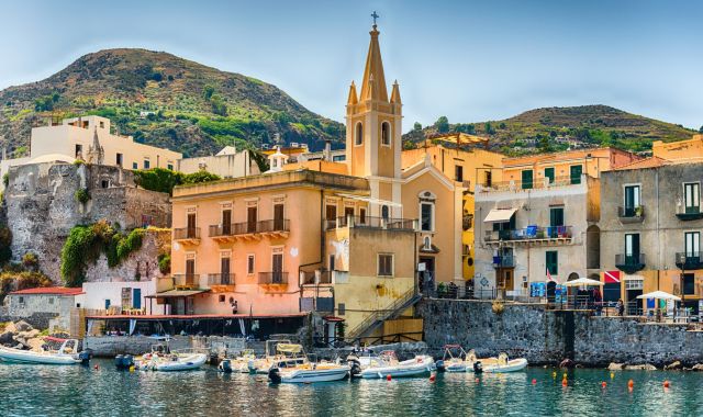 Barche ed edifici colorati nel piccolo porto di Marina Corta a Lipari, Sicilia