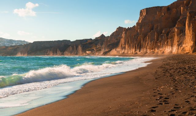 Le rocce vulcaniche della spiaggia di Vlychada a Santorini, Grecia