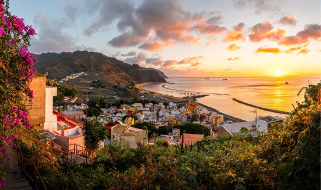 Vista sulla baia di Las Teresitas dal villaggio di San Andrés a Tenerife, Spagna