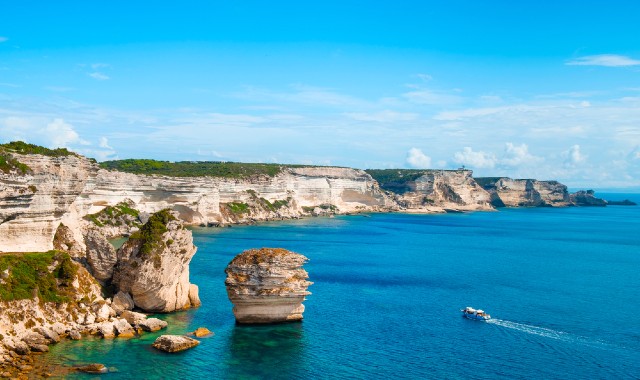 Un traghetto ad alta velocità che naviga verso Bonifacio, con i suoi imponenti picchi rocciosi