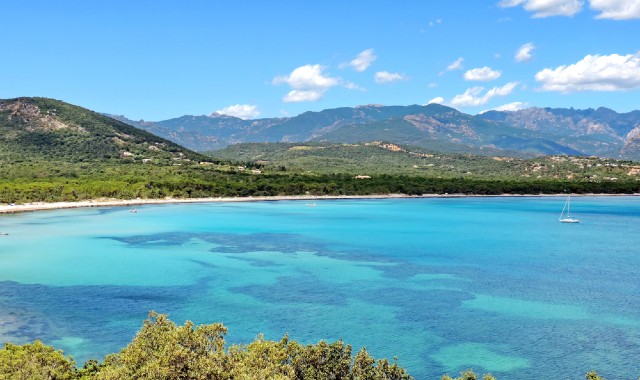 Acque azzurre e turchesi con Plage di Pinarellu in lontananza