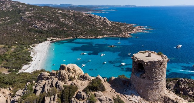 Torre medievale che svetta sulla spiaggia di Roccapina, in Corsica