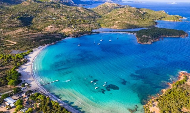 La spiaggia di Rondinara, in Corsica, con la sua forma a mezzaluna