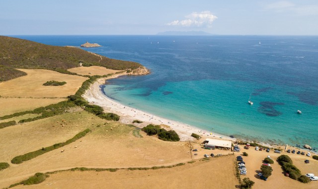 Vista aerea della Spiaggia di Tamarone, in Corsica, con sabbia bianca e i fondali bassi