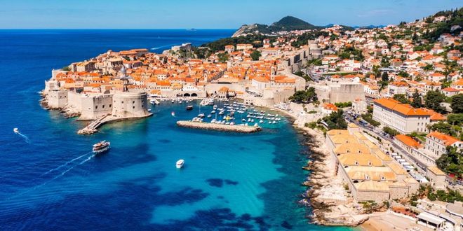 Vista aerea della fortezza di Lovrijenac e del suo promontorio a Dubrovnik, Croazia