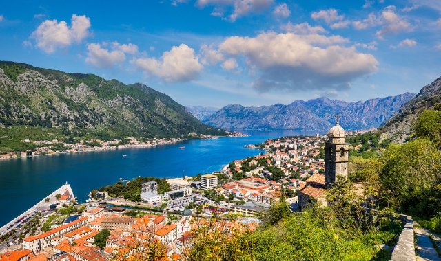 Un campanile sorge tra gli edifici storici della città di Kotor, nel Montenegro