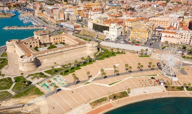 Edificios con vistas al puerto de Civitavecchia, cerca del Forte Michelangelo (Italia)