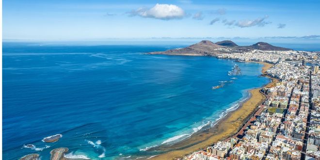 Spiaggia che si estende lungo la città di Las Palmas de Gran Canaria, circondata da edifici