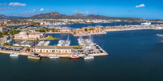 Il porto e la città di Olbia in Sardegna