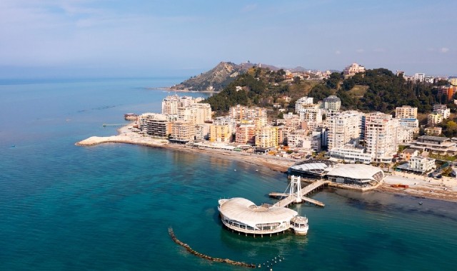 Alberghi e edifici che si affacciano sul mare di Durazzo, in Albania