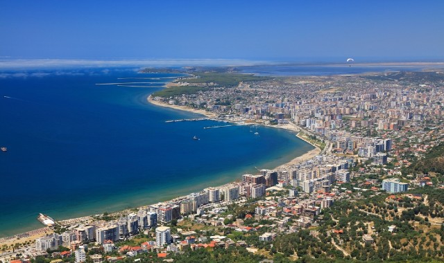 Paesaggio costiero di Valona in Albania, con edifici circondati da mare e spiagge