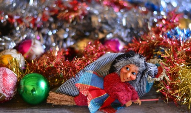 Decorazioni esposte in un mercatino di Natale, con in primo piano una bambola raffigurante la Befana