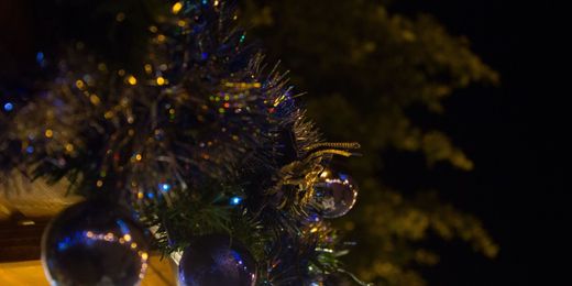 Decorazioni colorate appese a un albero di Natale