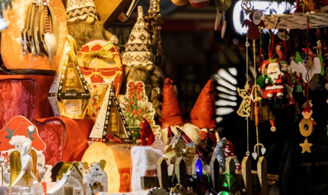 Delle decorazioni natalizie esposte in un mercatino a Cagliari, in Sardegna