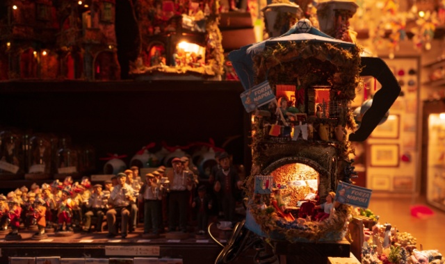 Statuette ed elaborati elementi decorativi per presepi all'interno di una bottega artigiana in via San Gregorio Armeno a Napoli