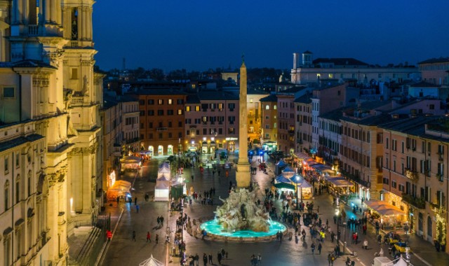 Piazza Navona, a Roma, vista dall'alto e di notte con il mercato della Befana