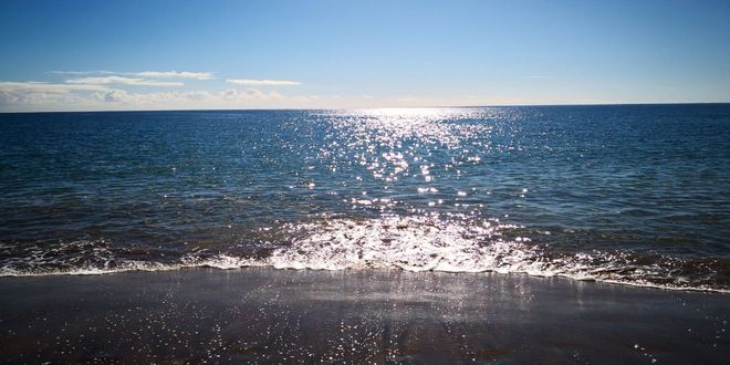La luce del sole riflessa sul mare di Lanzarote, Isole Canarie