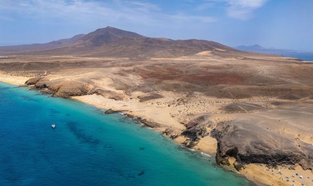 Paesaggio vulcanico di Lanzarote, con le sue spiagge dorate che costeggiano l'isola