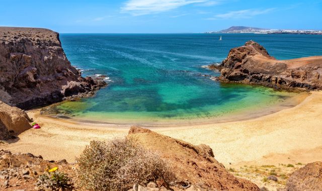 Playa de Pagayo, una spiaggia di Lanzarote a forma di mezzaluna circondata da formazioni rocciose