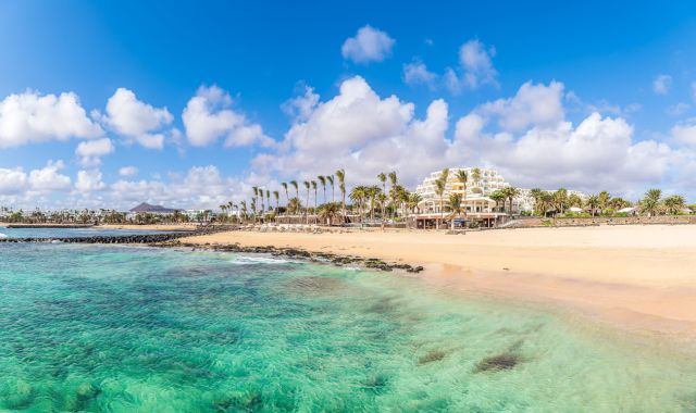 Acque cristalline e un tratto di spiaggia con sabbia dorata a Playa de las Cucharas, a Lanzarote
