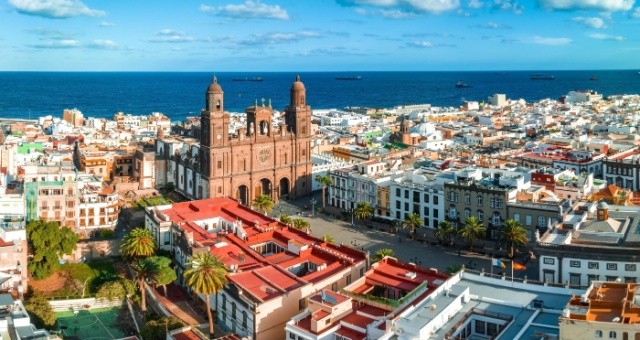 The Cathedral de Santa Ana and cityscape of Las Palmas de Gran Canaria, Spain