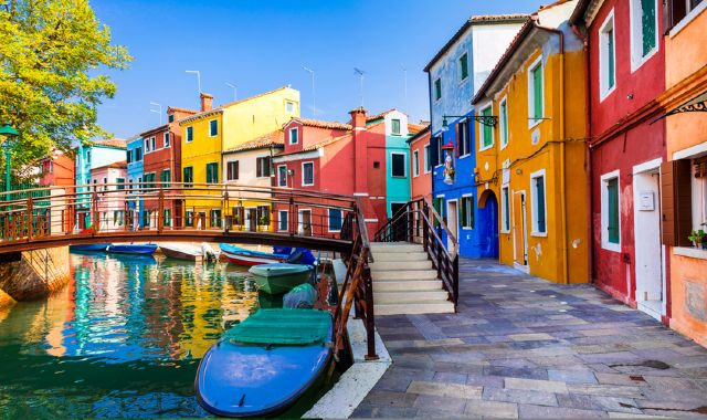 Casette colorate che si affacciano sul canale di Burano, collegate da un ponte
