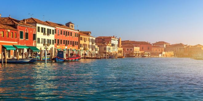 Edifici situati lungo le rive di un canale sull'isola di Murano