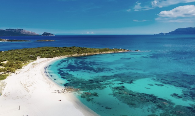 Der gleißend weiße Sand am Strand Bados bei Olbia, Sardinien