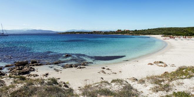 Der langgezogene Strand Cala Banana in der Nähe von Olbia, Sardinien