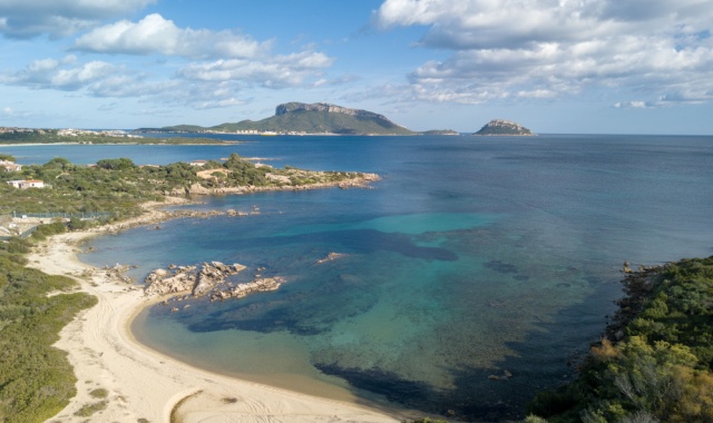 Blick auf die Cala Sassari und das Capo Figari, Sardinien