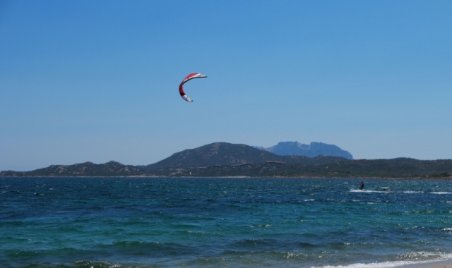 Ein Kite-Schirm über dem Meer am Strand Le Saline bei Olbia