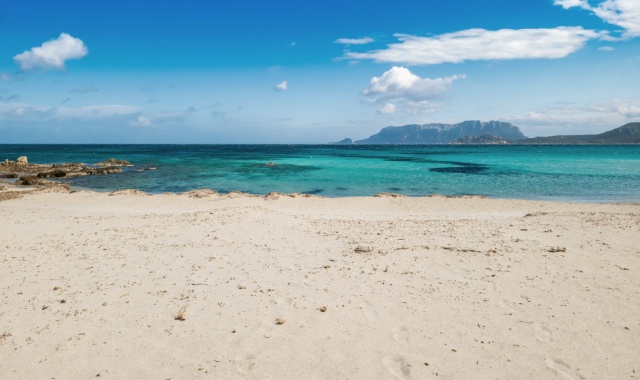 Der weiße Strand Pittulongu mit dem Eiland Tavolara im Hintergrund, Olbia, Sardinien