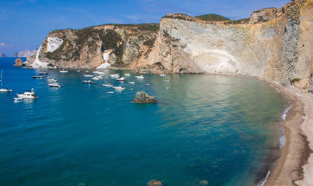 Lunga spiaggia sabbiosa che emerge dalle scogliere alte a Chiaia di Luna, Ponza
